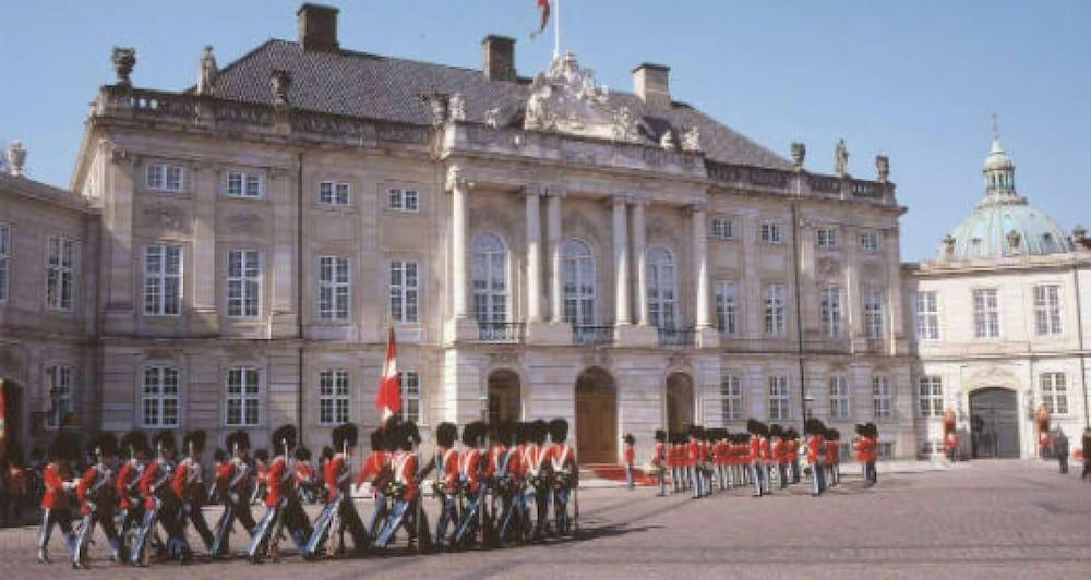 undefined 180sqm Luxury Apt City Center - 50M to Metro 4