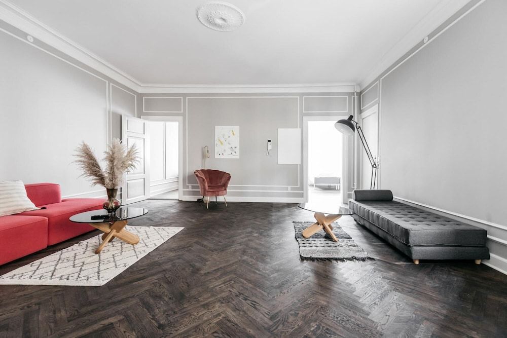 4BR Balcony Extreme Location and Designer Apt Apartment