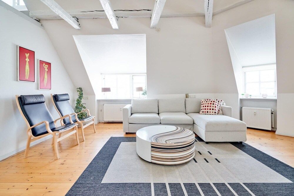 Bright Apartment Next to Tivoli Heart of CPH Apartment 42