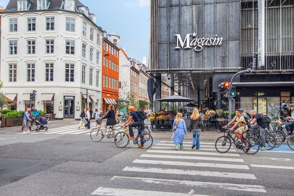 undefined Sanders Regent - Popular 3-bdr Apt With Balcony 5