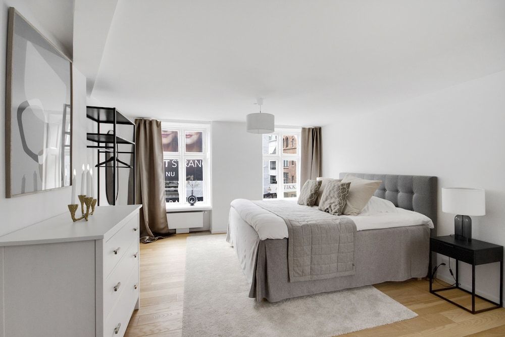 undefined Sanders Regent - Popular 3-bdr Apt With Balcony 10