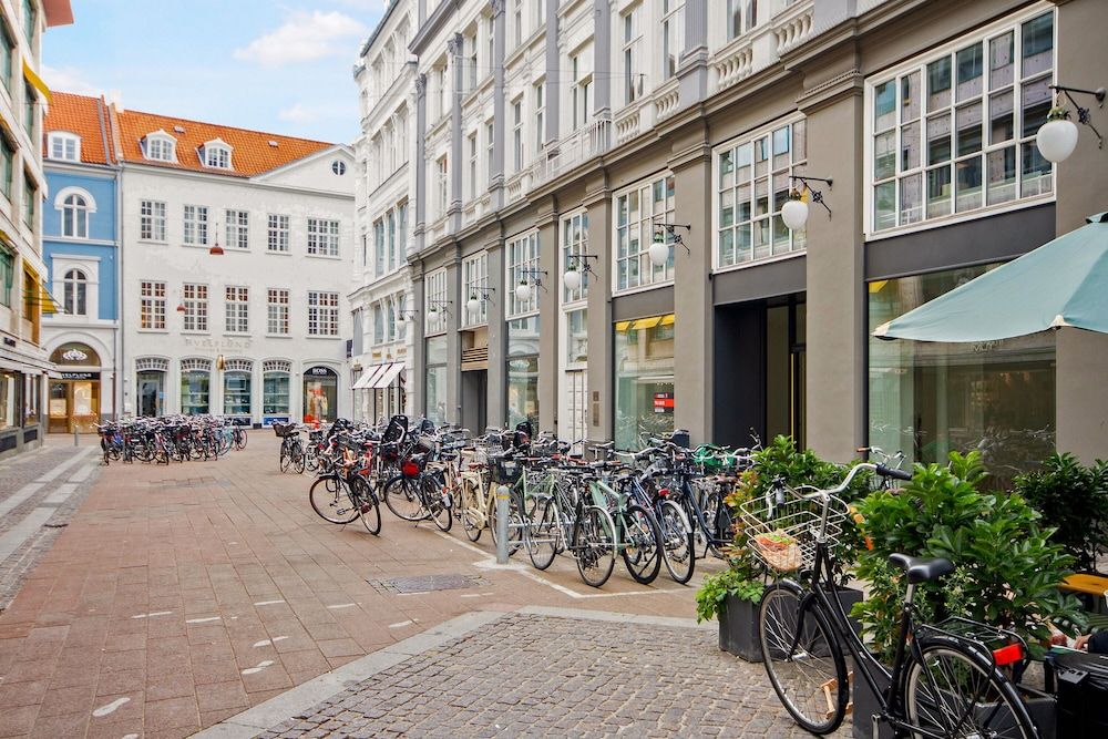 undefined Sanders Regent - Popular 3-bdr Apt With Balcony 4