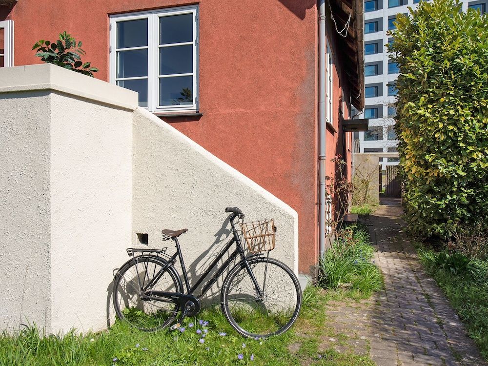 Sanders Charm - Chic 2-bdr Apt With Shared Garden