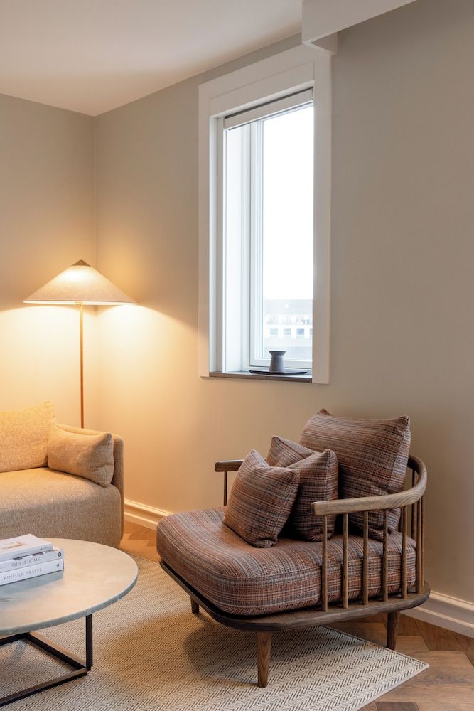 Hypernym Hotel & Suites Deluxe Suite 8