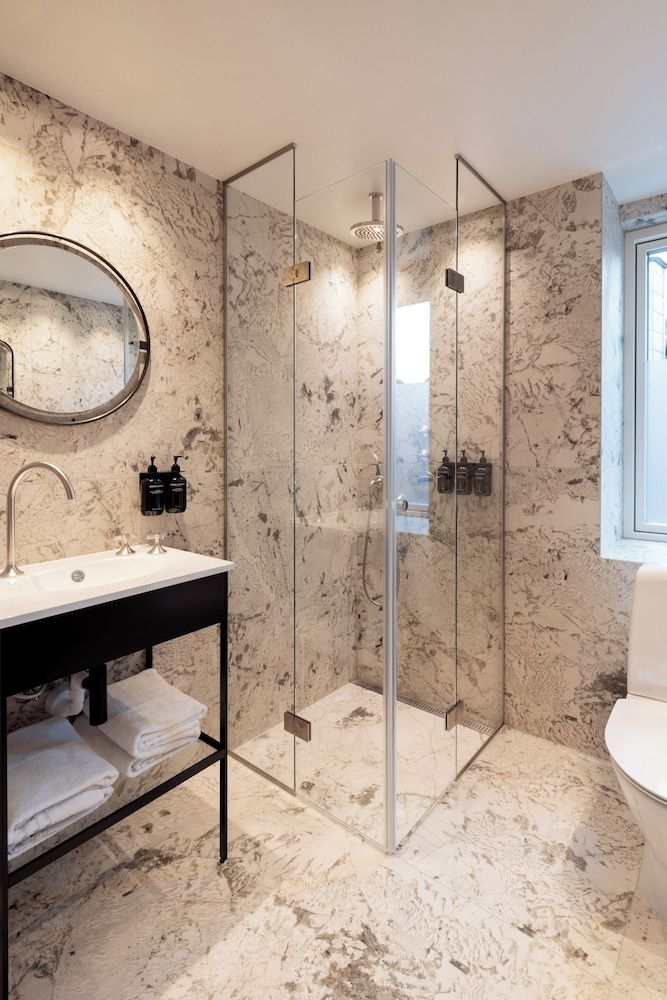 undefined Hypernym Hotel & Suites 7
