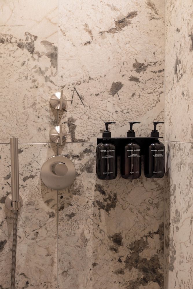 undefined Hypernym Hotel & Suites 6