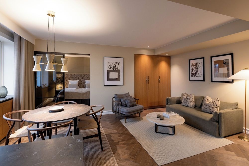 undefined Hypernym Hotel & Suites 2
