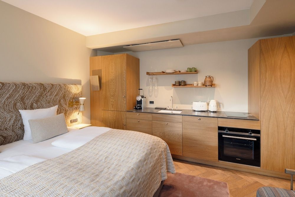undefined Hypernym Hotel & Suites 4