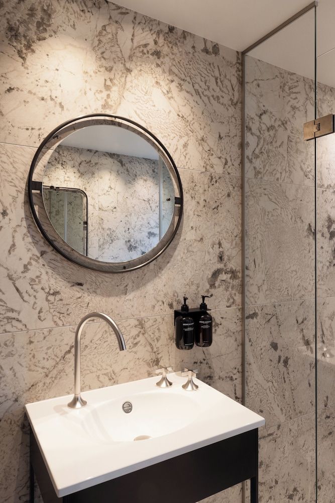 undefined Hypernym Hotel & Suites 8