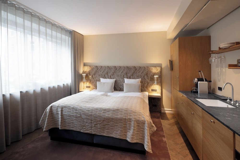 undefined Hypernym Hotel & Suites