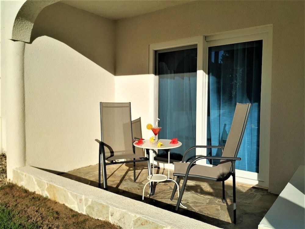 Tropical Casa Laguna Superior Twin Room, 2 Queen Beds, Pool View 4