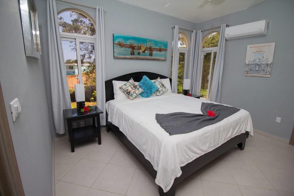 Villa (6 Bedrooms)