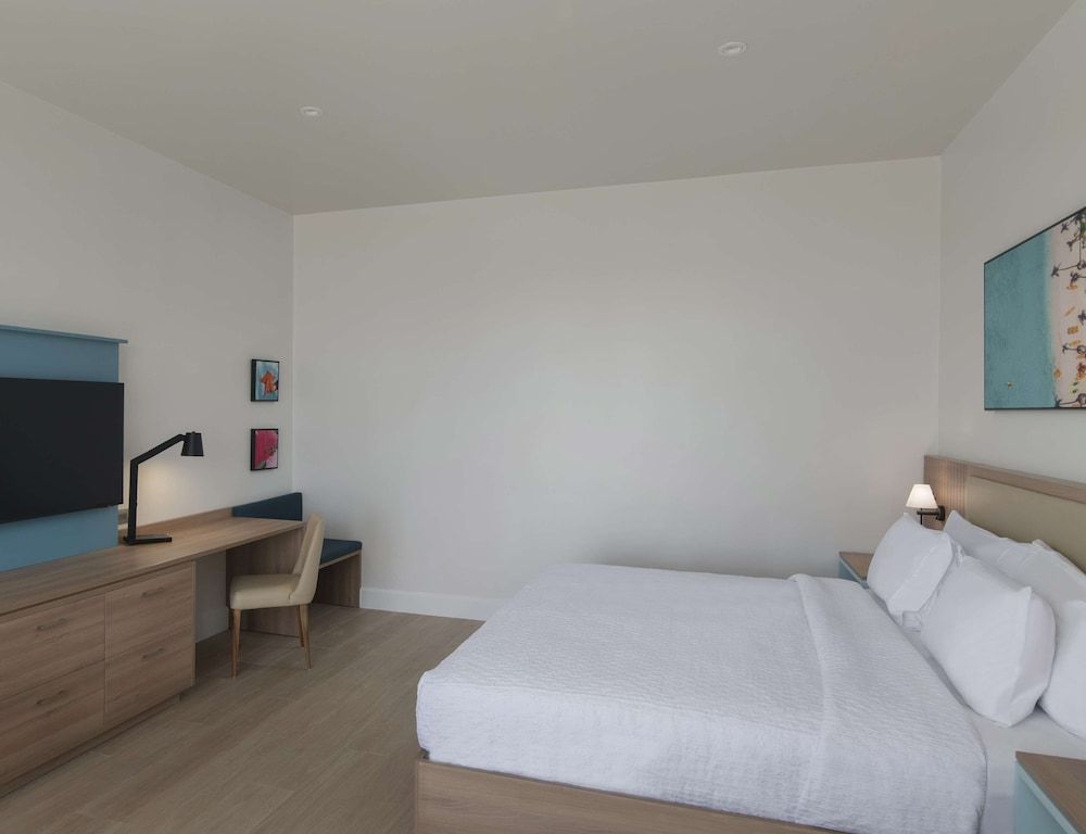 Room, 1 King Bed, Accessible (Roll-In Shower)