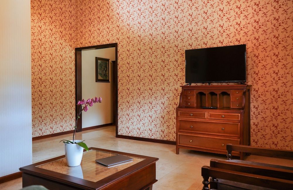 Uzhupud Garden Hotel & lodge Presidential Room 9