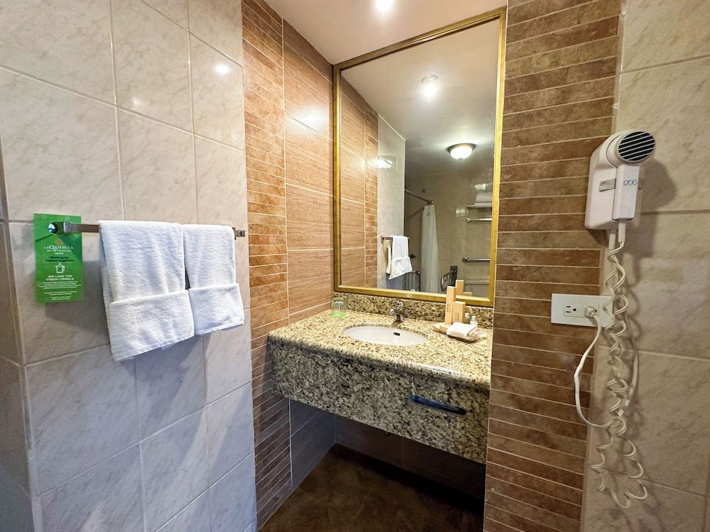 La Quinta by Wyndham Quito Standard Room, 1 King Bed, Mobility Accessible, Non Smoking 6
