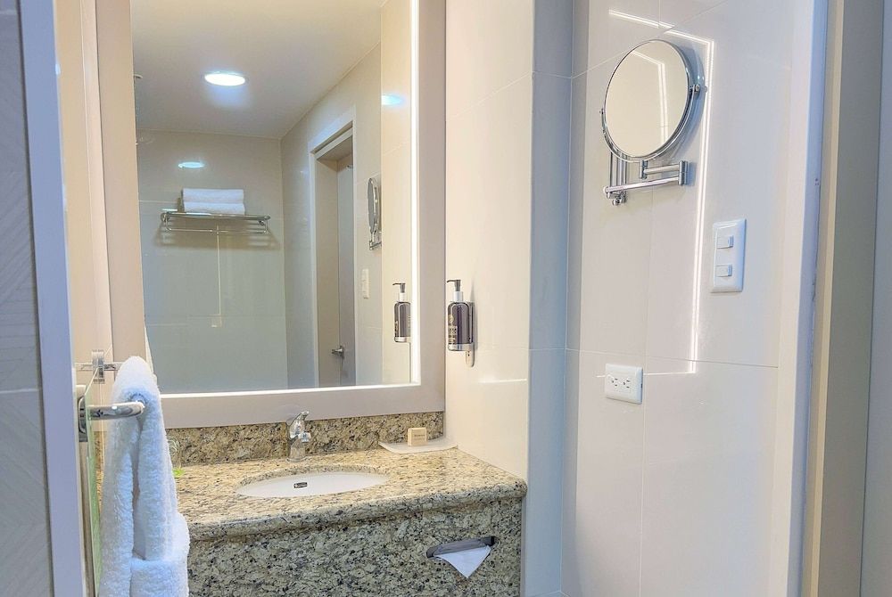 La Quinta by Wyndham Quito Business Suite, 1 King Bed, Non Smoking 7