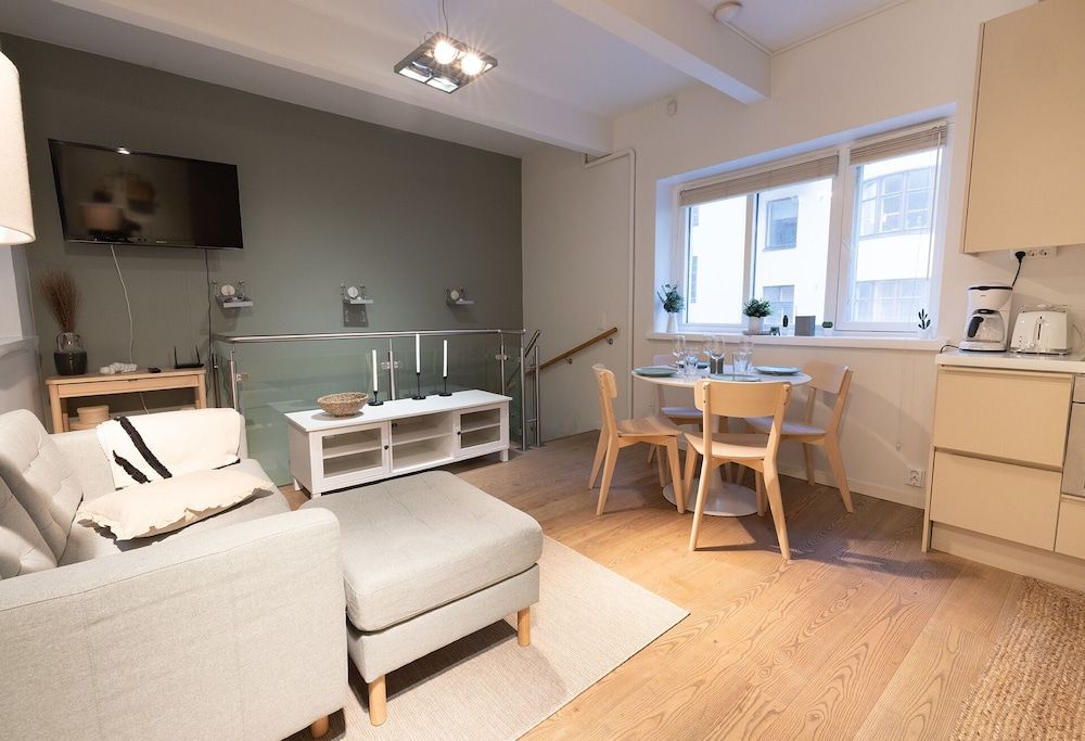 2ndhomes Unique 2-Story Home with Spa Premium Apartment 13