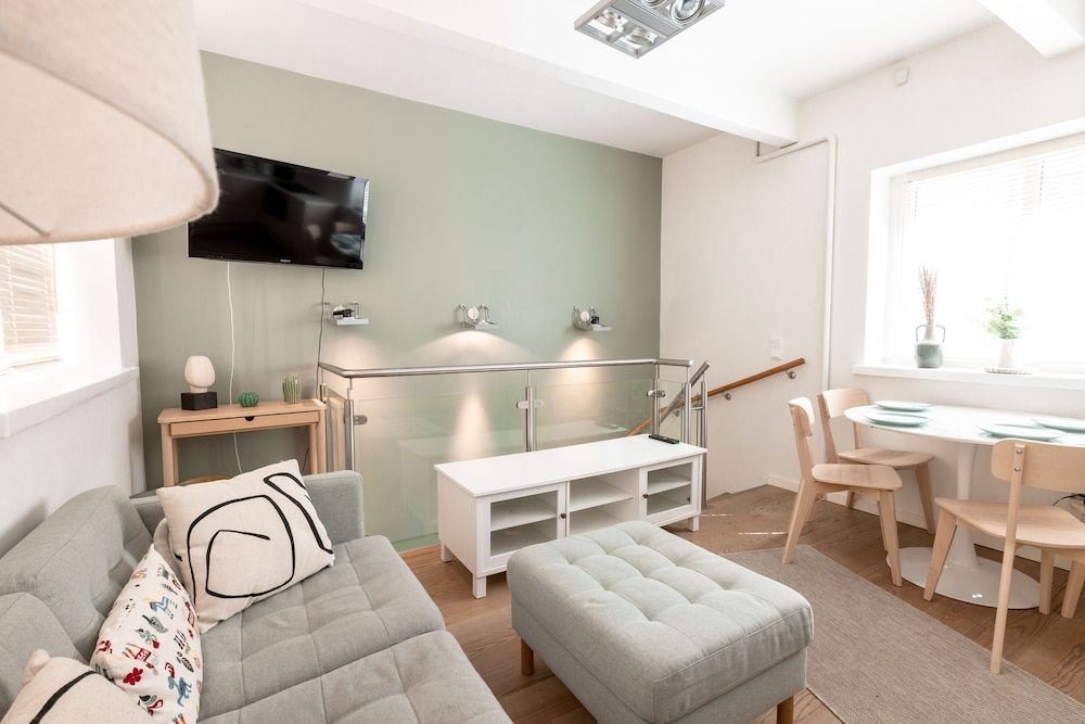 2ndhomes Unique 2-Story Home with Spa Premium Apartment 16