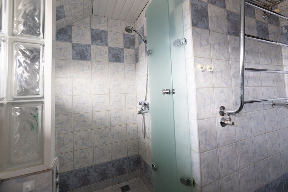 2ndhomes 2-Story Penthouse w Balcony Classic Apartment 20