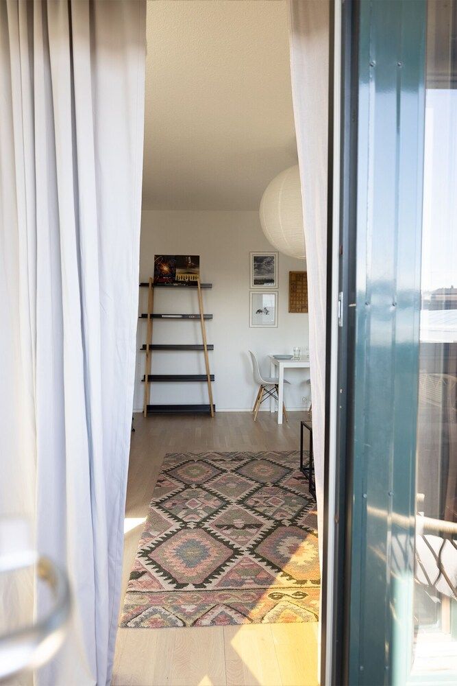 2ndhomes Bright 42m2 1BR Home w Balcony City Apartment 9