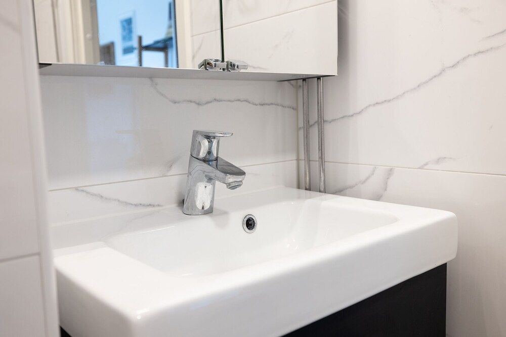 2ndhomes Bright 42m2 1BR Home w Balcony City Apartment 17