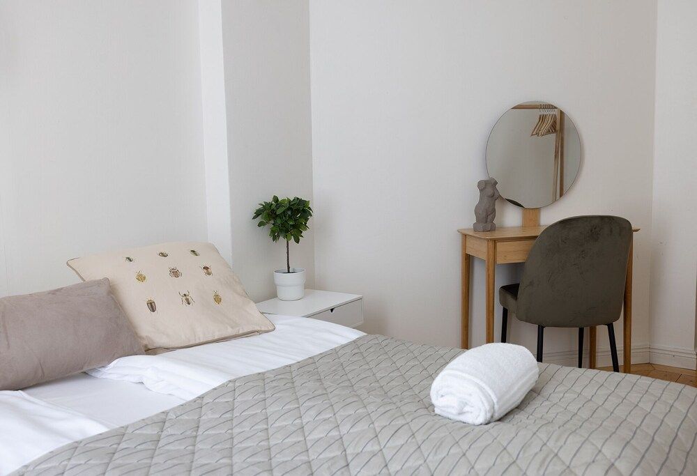 undefined 2ndhomes Charming 2BR Home w Balcony 4