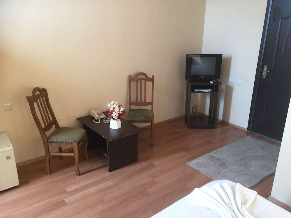 Eleganti Basic Triple Room, City View 5