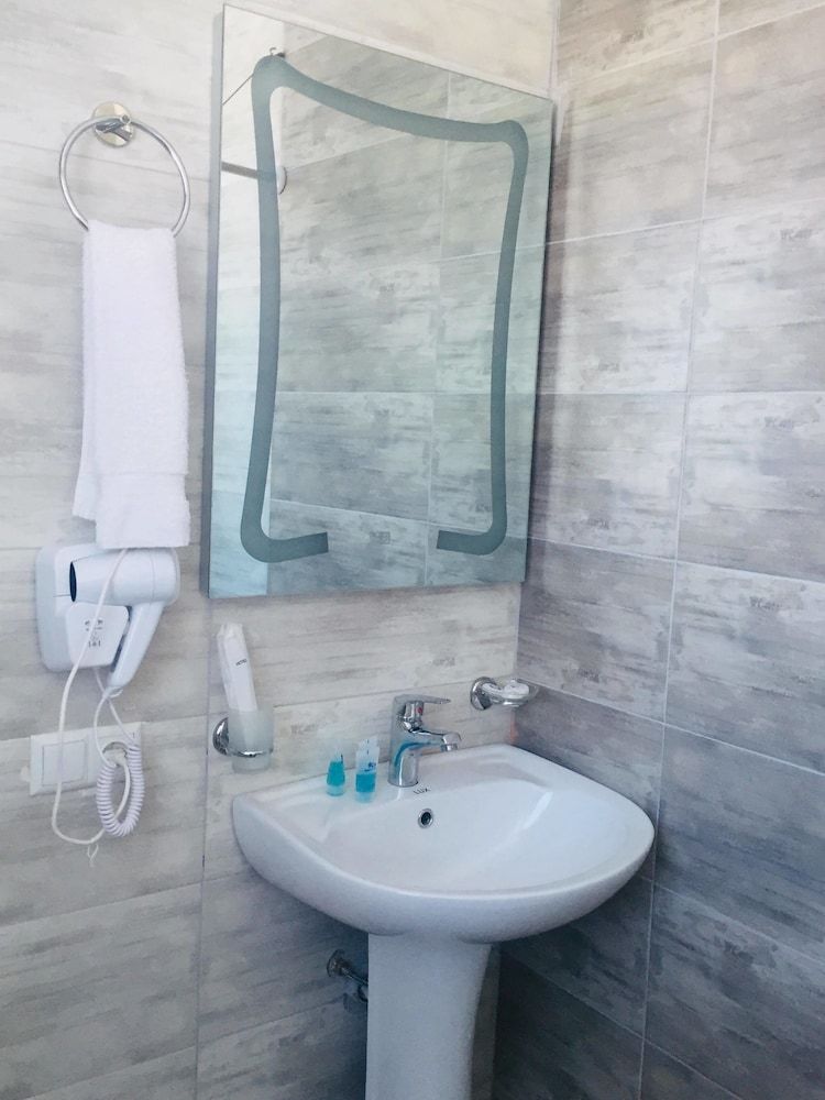 Royal Palace Hotel Standard Twin Room 6