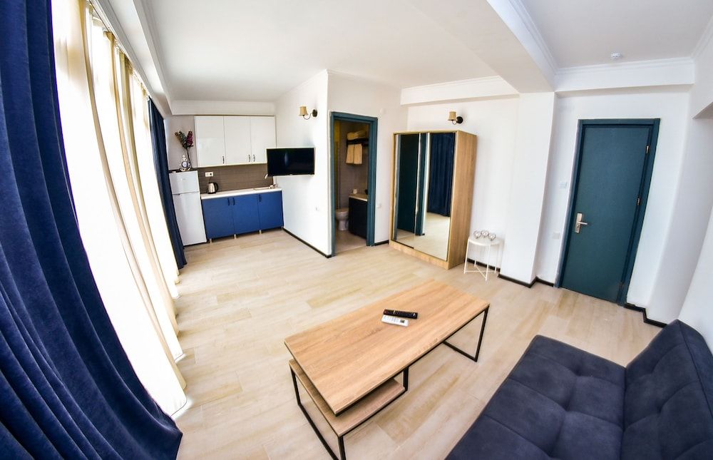 Roshe by Mgzavrebi Suite 6