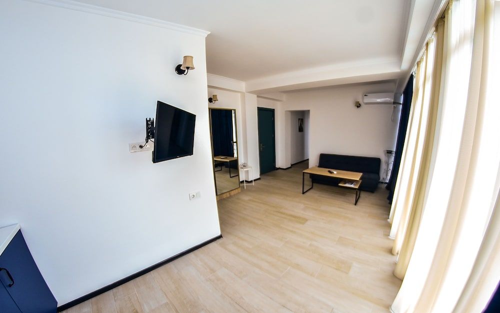 Roshe by Mgzavrebi Suite 5