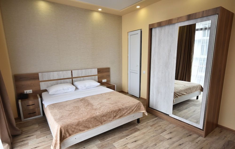 Hotel Georgia Standard Triple Room 5