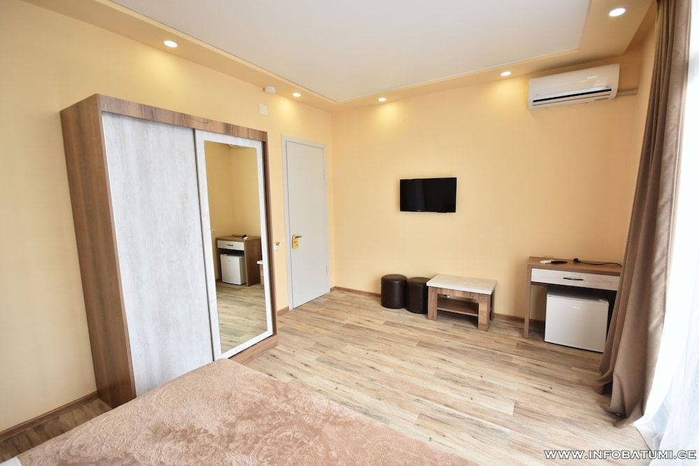 Hotel Georgia Standard Double Room 3