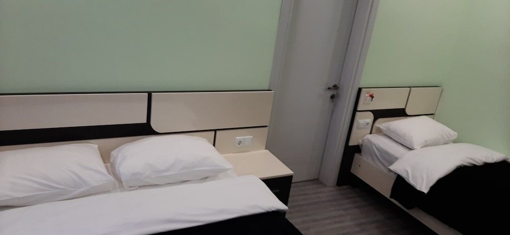 Hotel Georgia Standard Triple Room 4