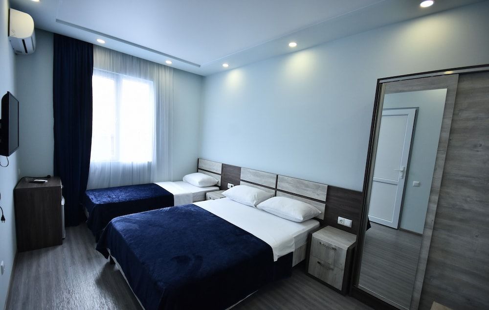 Hotel Georgia Standard Triple Room 3