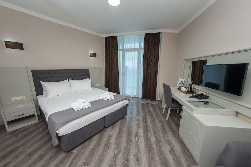 undefined Era Palace Gonio 3