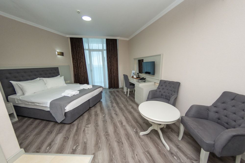 undefined Era Palace Gonio 6