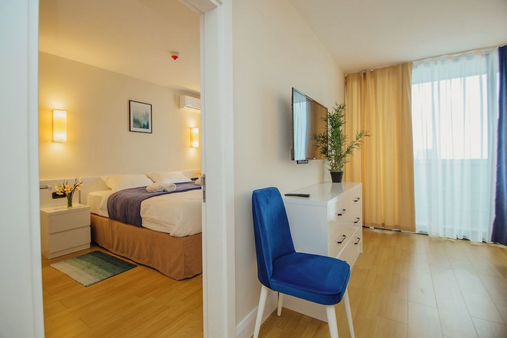 Dream Home Apart Hotel Family Suite, 1 King Bed with Sofa bed 2