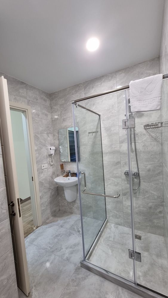 GG ApartHotel Deluxe Double Room 6