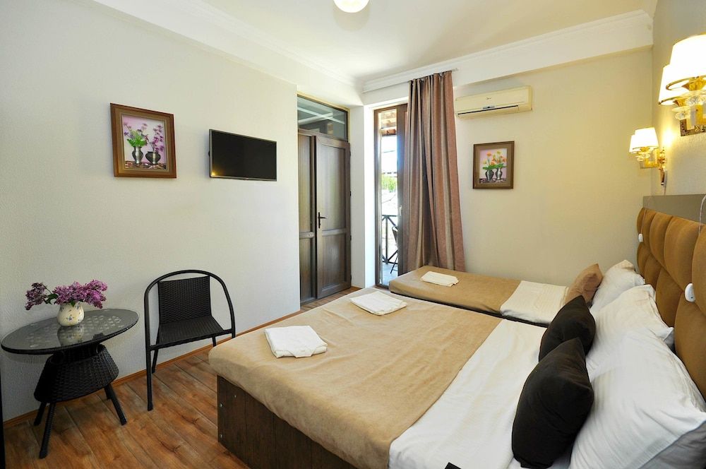 Marsel Hotel Family Room, Balcony 2