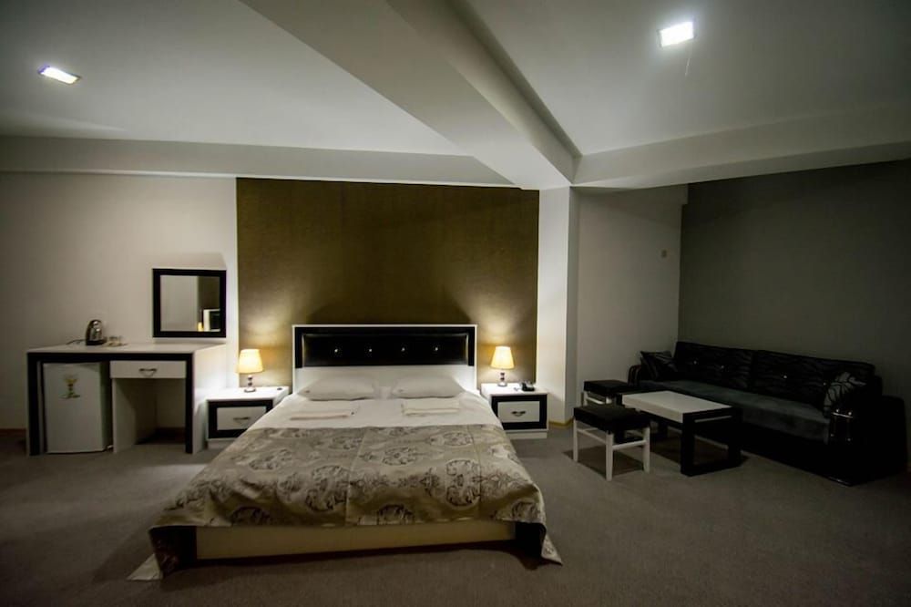 undefined Hotel Batoni 2