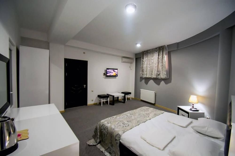 undefined Hotel Batoni 9