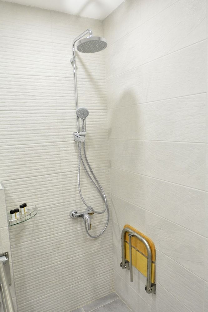 Hotel Garnet Tbilisi Standard Twin Room, Accessible, City View 7