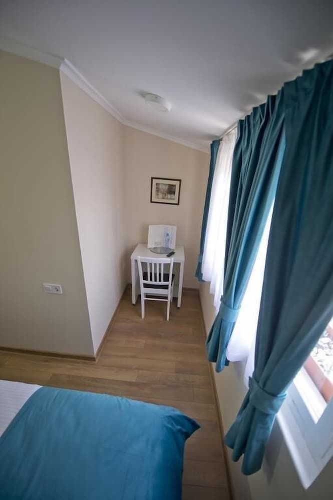 Emigrant Single Room 2