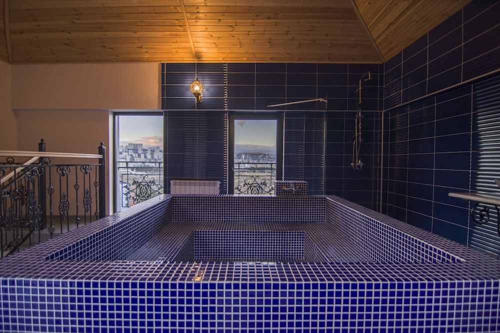 Boutique Hotel Biotel Royal Duplex, 1 King Bed, Hot Tub, City View 2