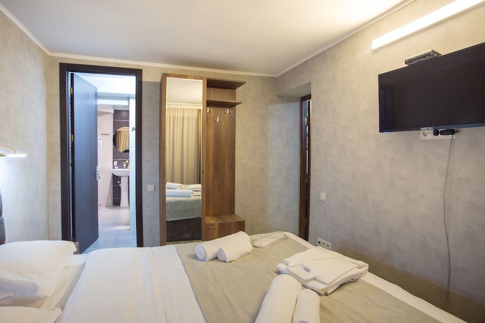 Hotel 9 rooms Basic Double Room 2