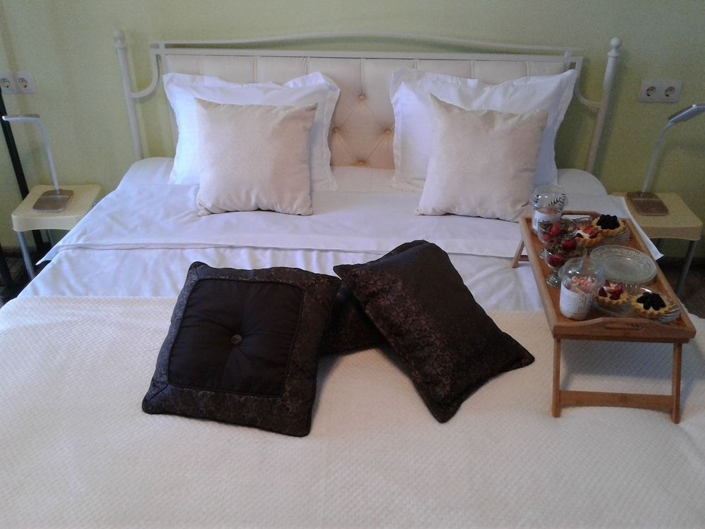 Senator Hotel Family Room, Balcony, City View 7