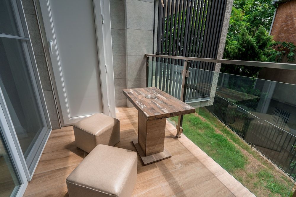 Easy Hotel Double Room, Garden View 12