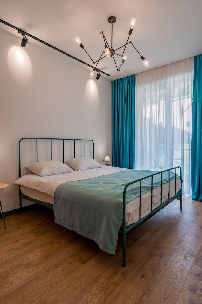 undefined Easy Hotel 8