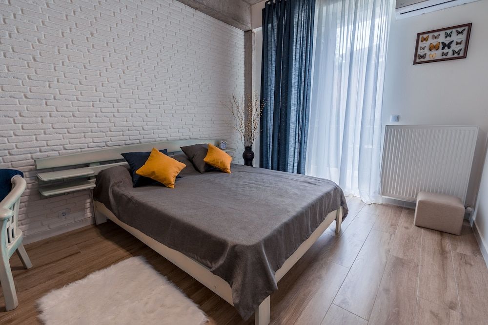 Easy Hotel Double Room, Garden View 2