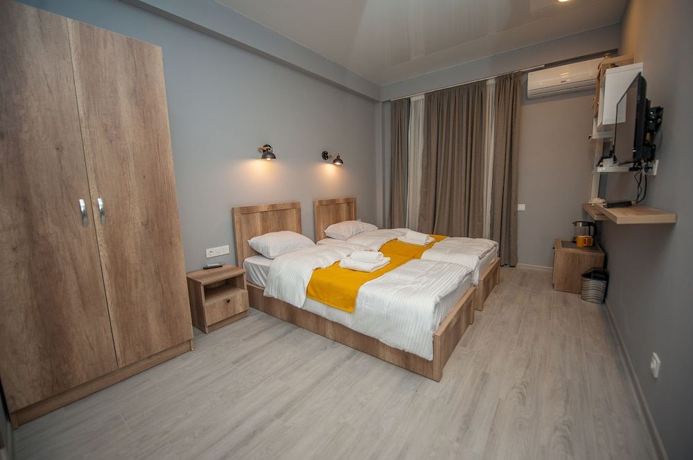 undefined Easy Hotel 5